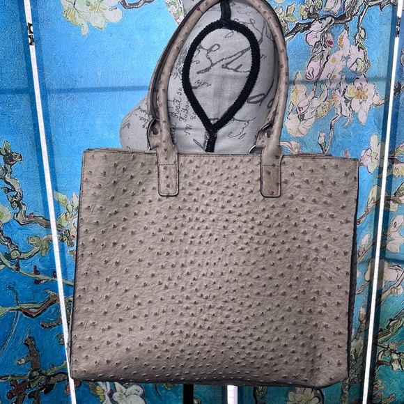 Faux ostrich, cream colored, tote bag. - Picture 3 of 12